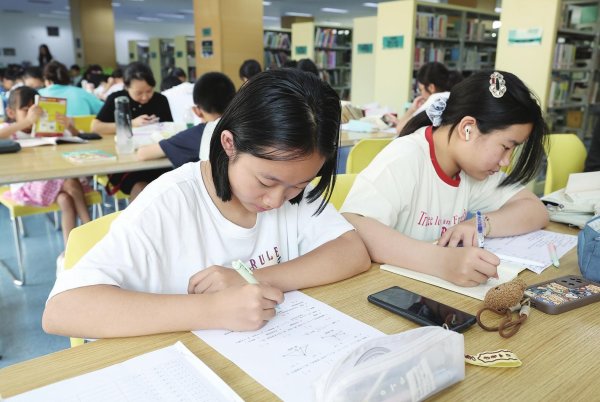 弘大速配 看各学段新生如何“玩转”升学过渡期